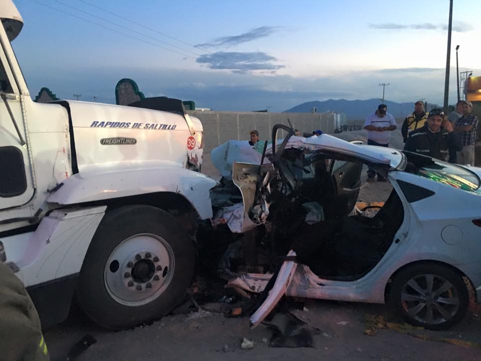 Desigual choque deja <br> a conductora prensada