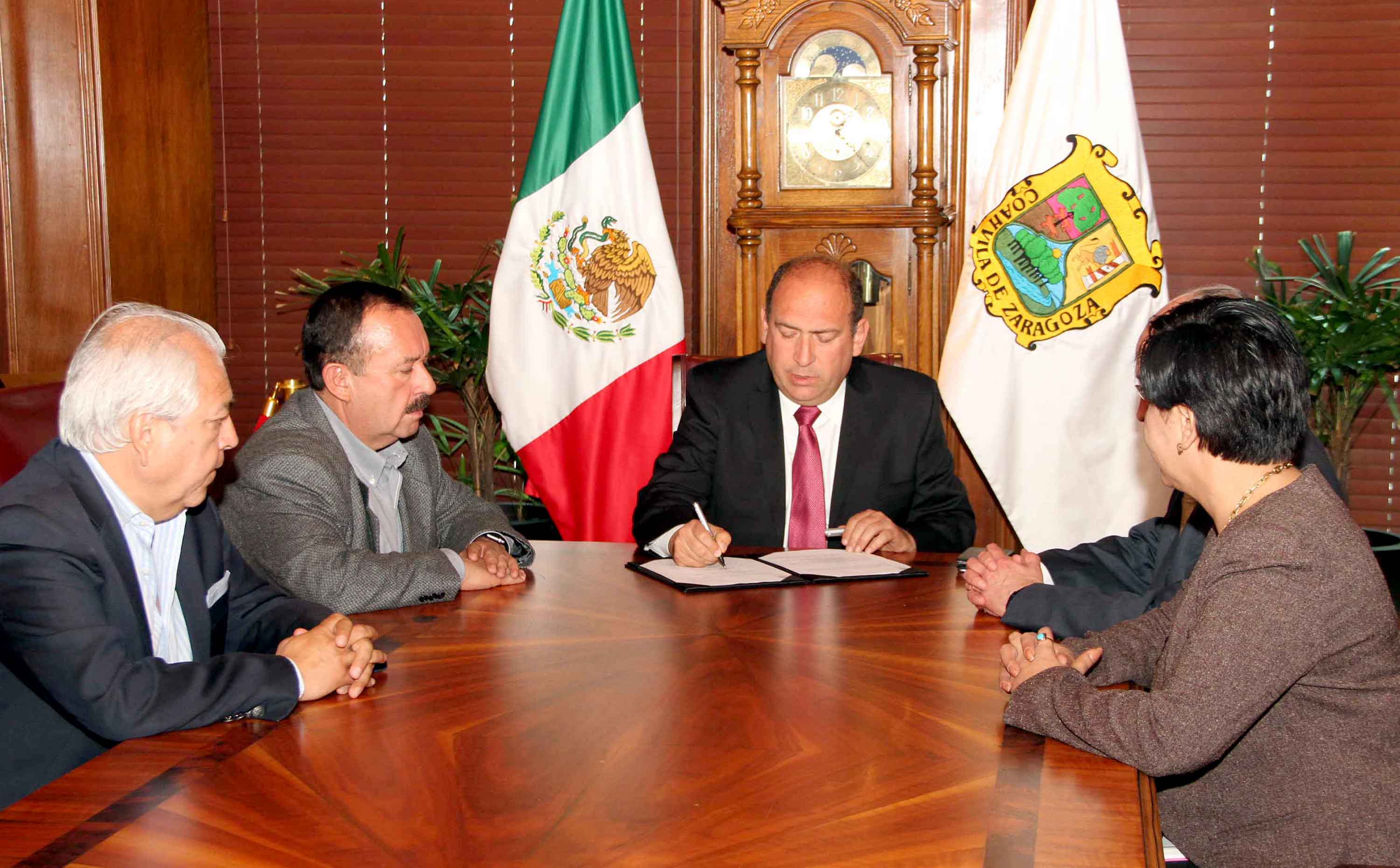 Firma Rubén decreto que va contra narco-corridos