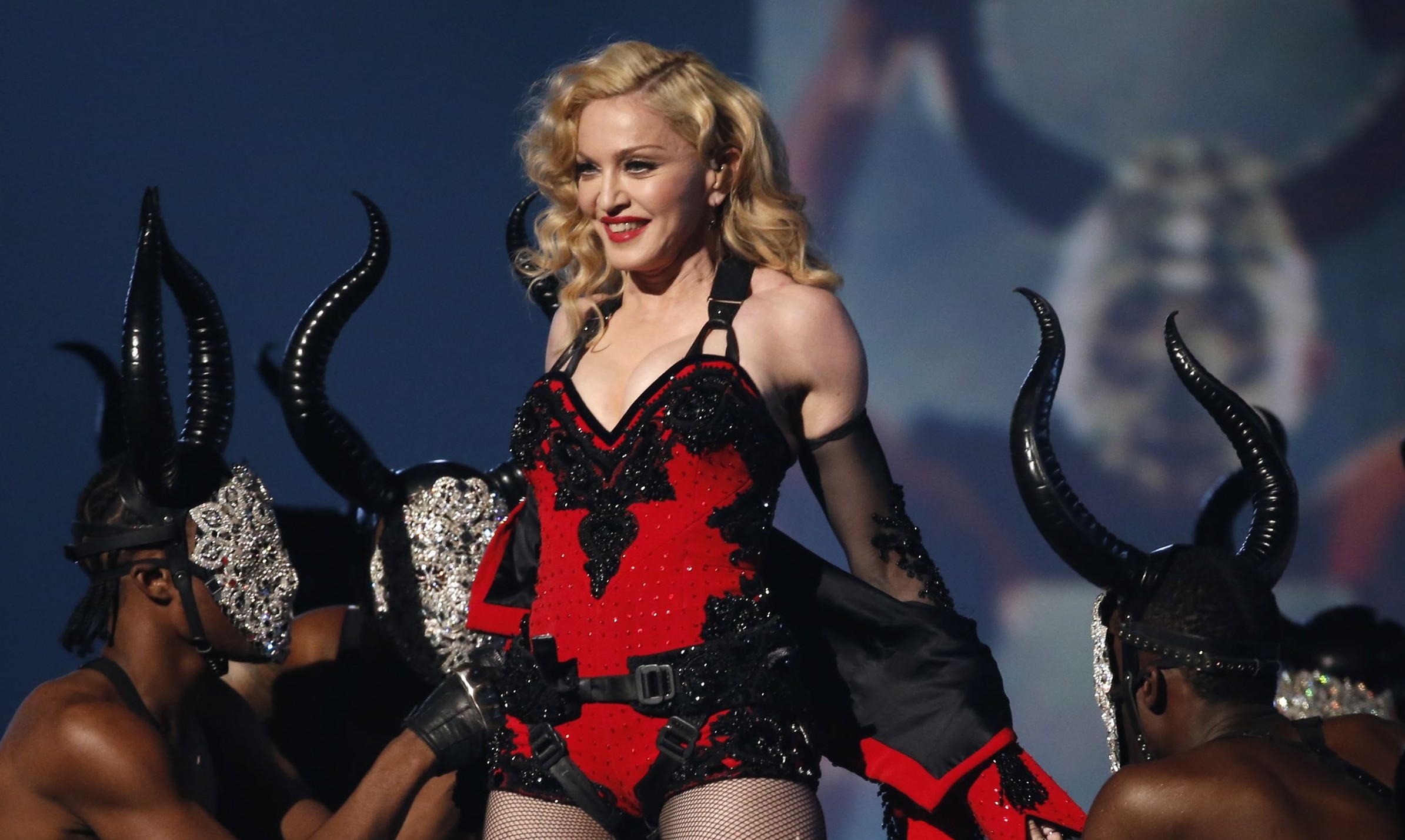 Madonna bebe, insulta y pide sexo en concierto