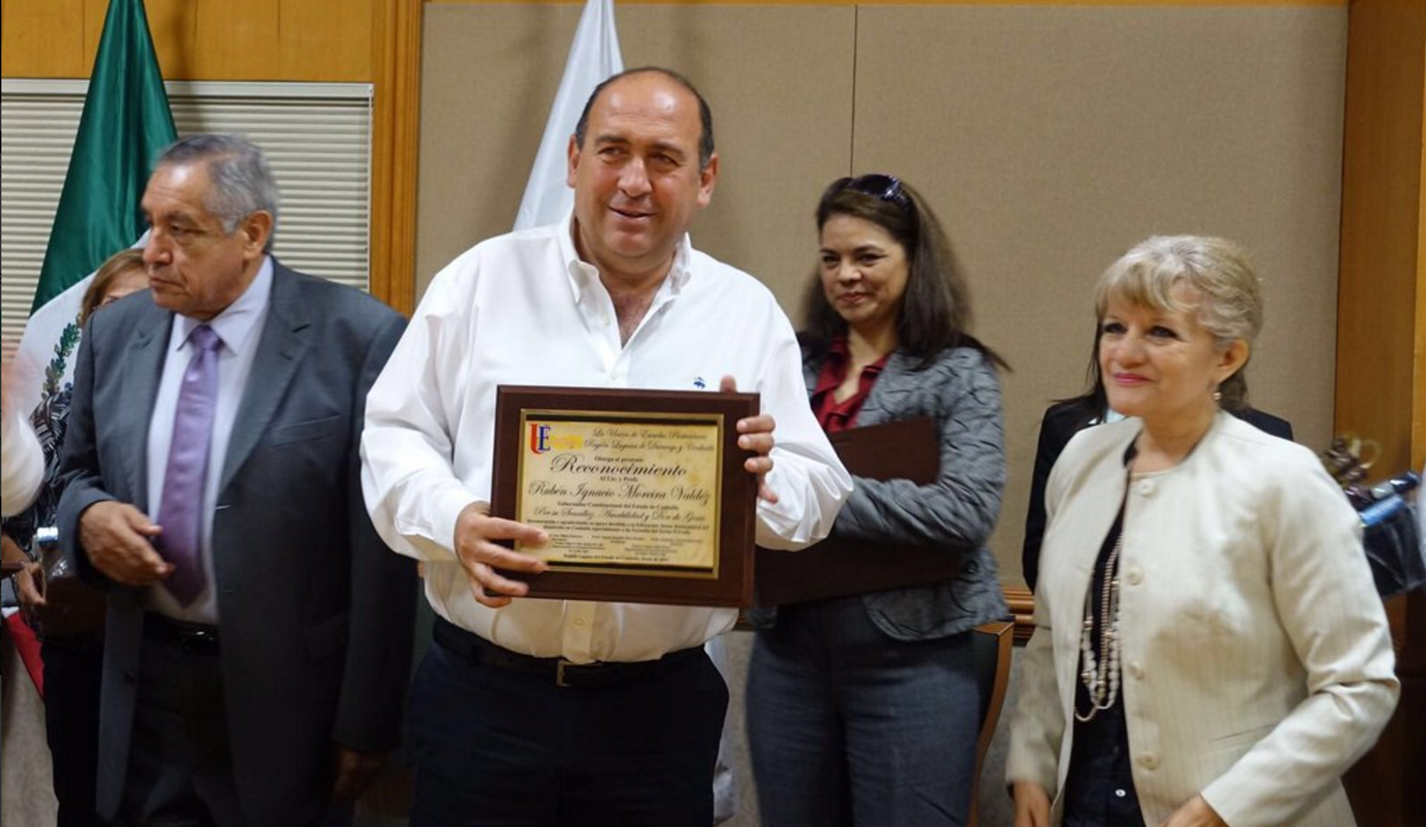 Entrega Comité de Escuelas Particulares <br> reconocimiento a Rubén