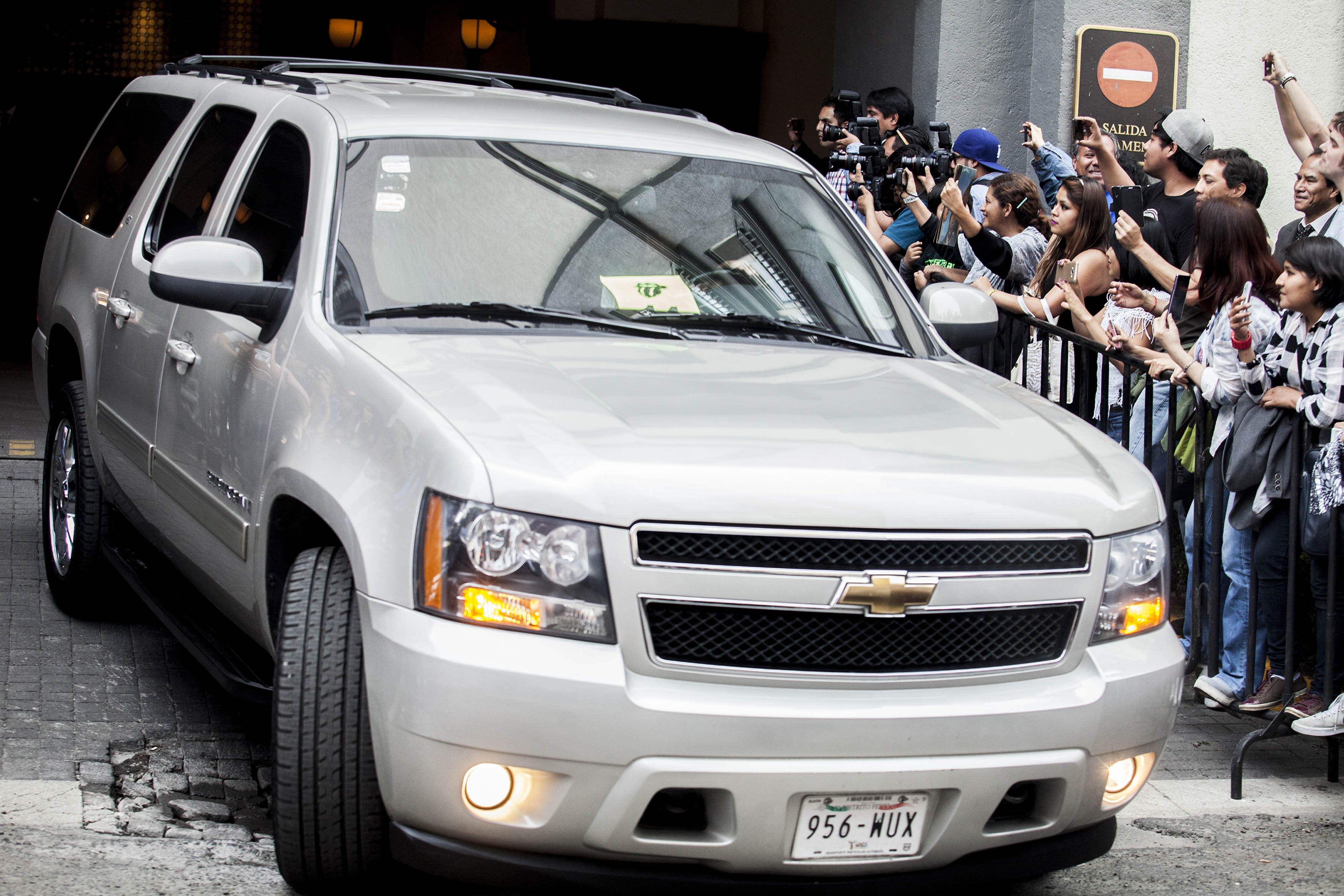 Entre gritos de fans, salen The Rolling <br> Stones rumbo al concierto