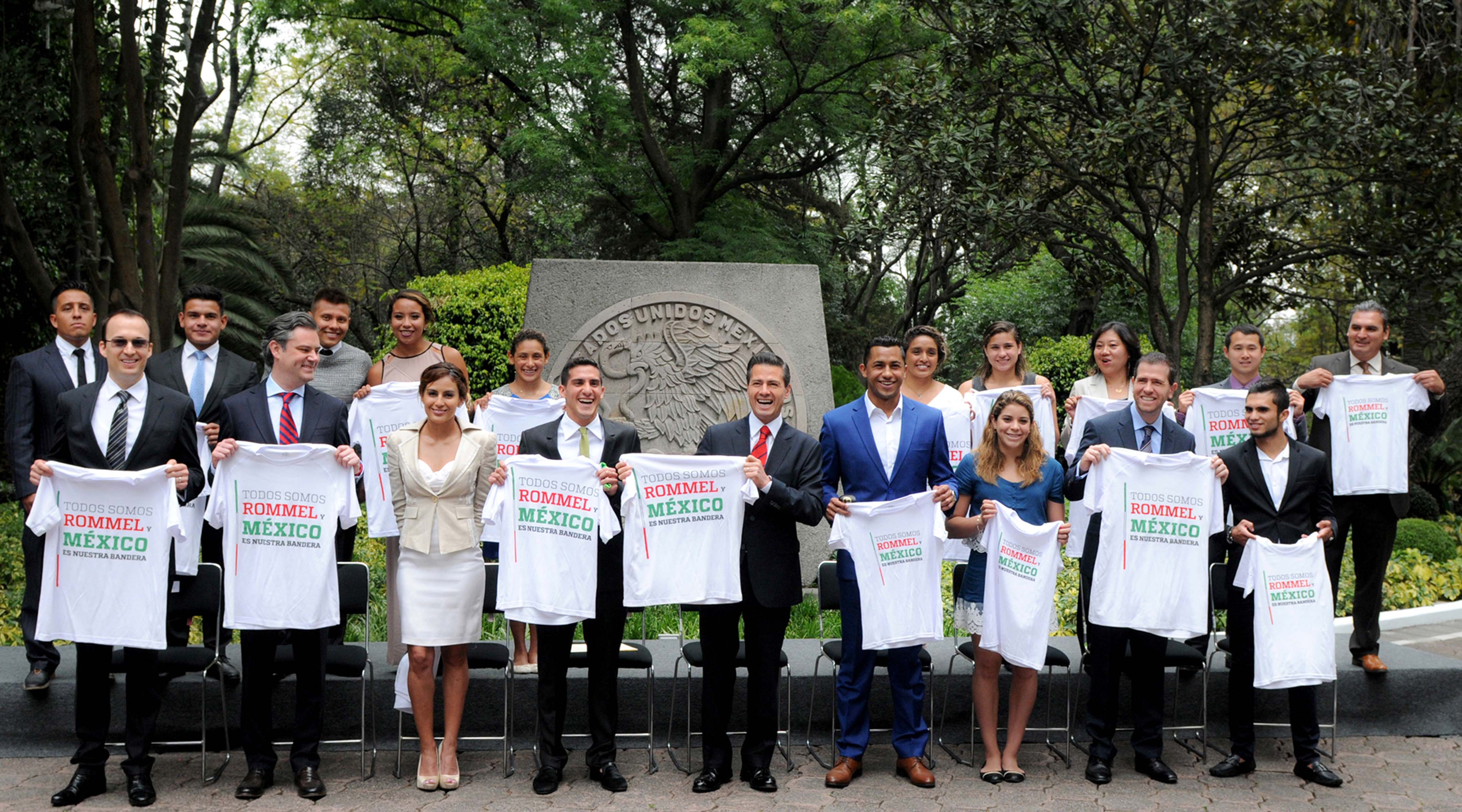 Recibe EPN a selección de clavados