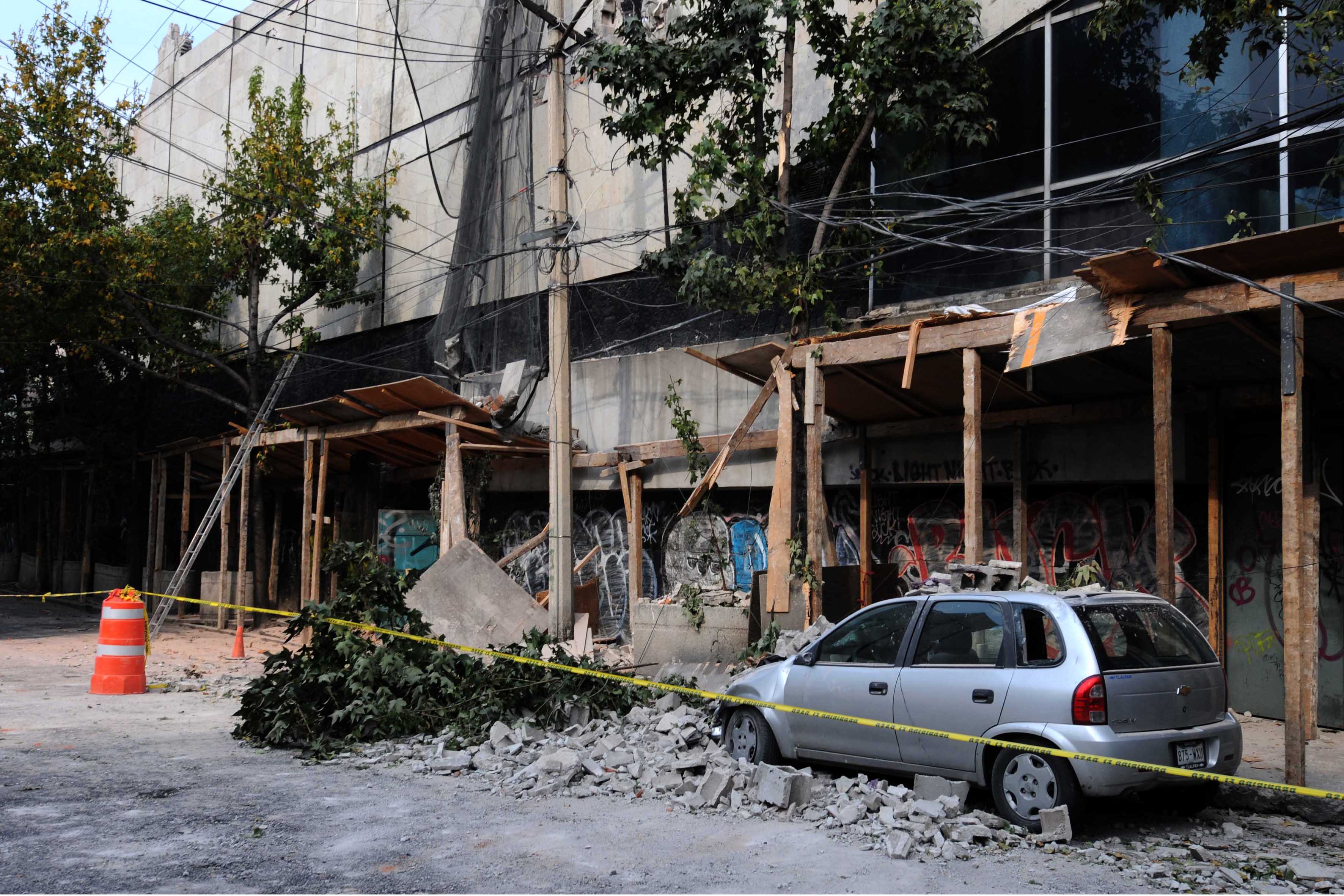 Colapsa antiguo cine; deja una persona lesionada