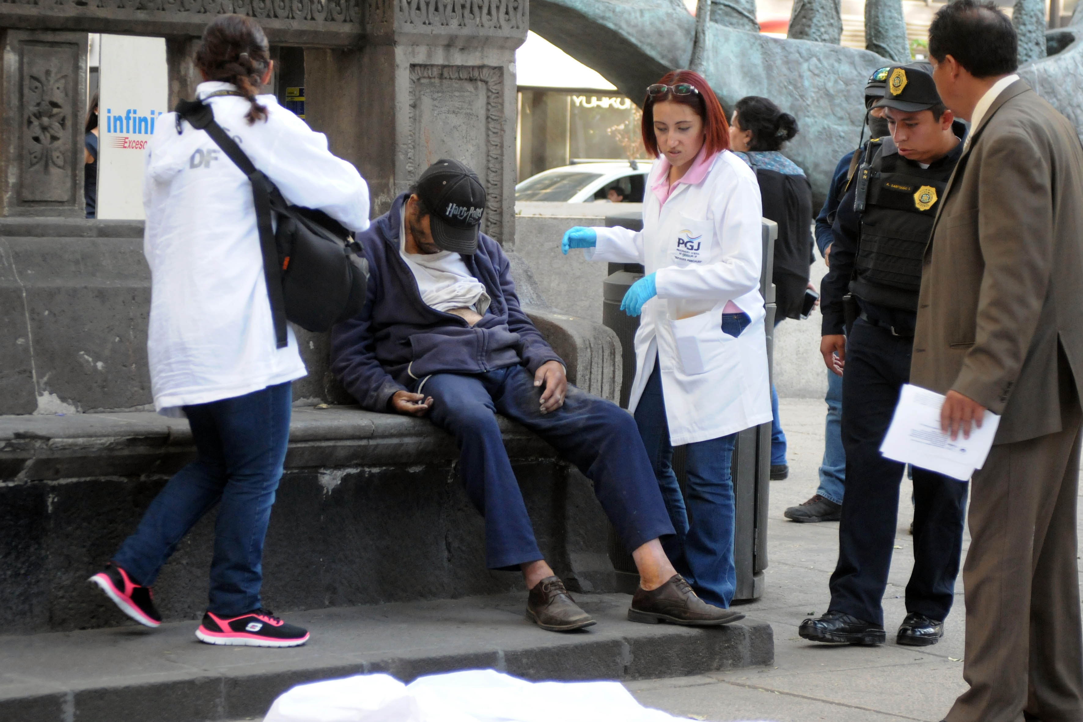 Lo encontraron sentado en una banca