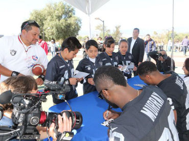 Jugadores de Raiders premian a <br>campeones nacionales de Tochito