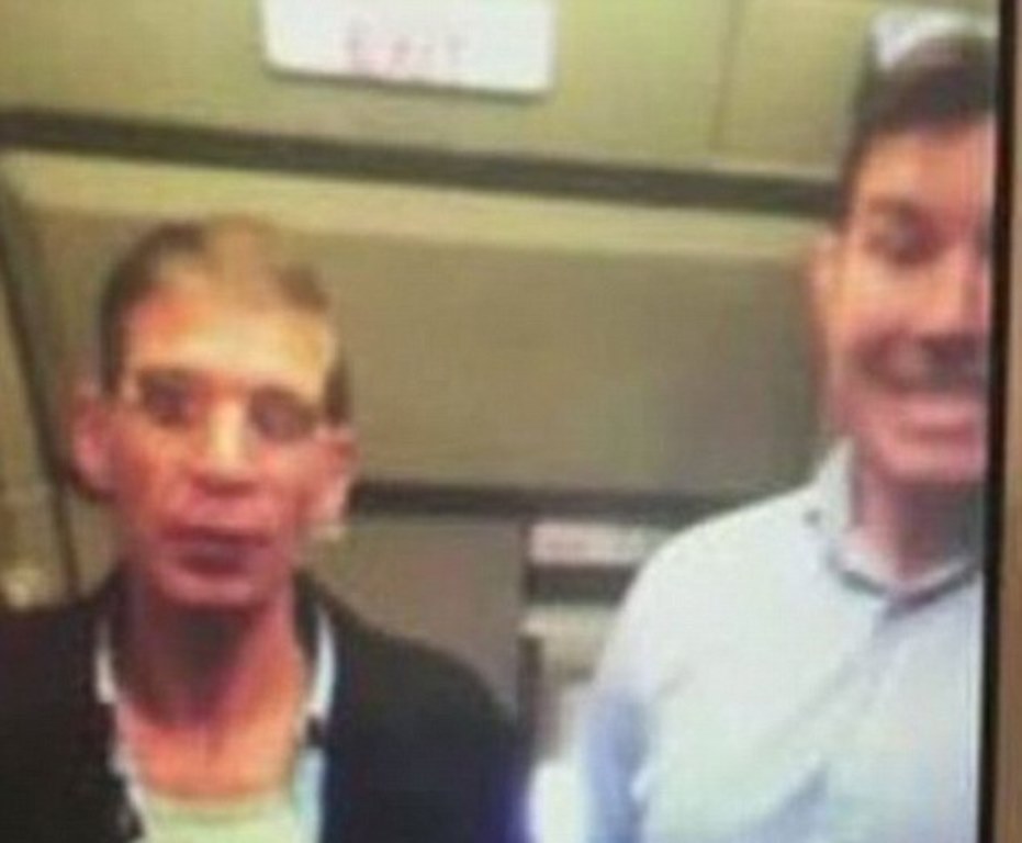 Secuestrador de avión en Egipto se toma una selfie con un pasajero