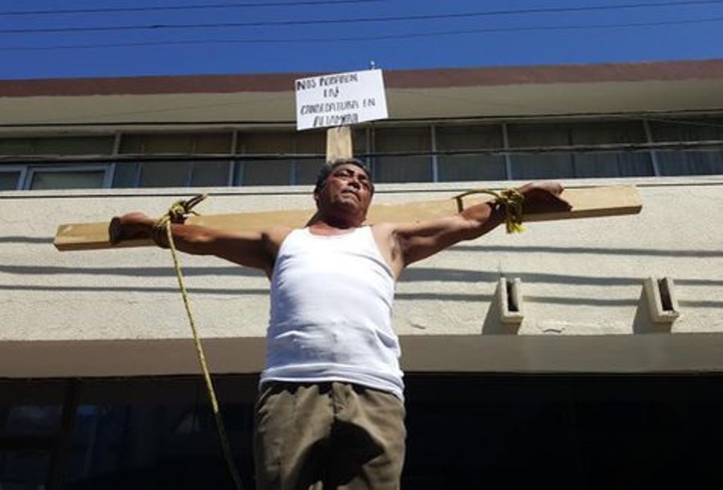 Un hombre se “crucifica” al no lograr candidatura