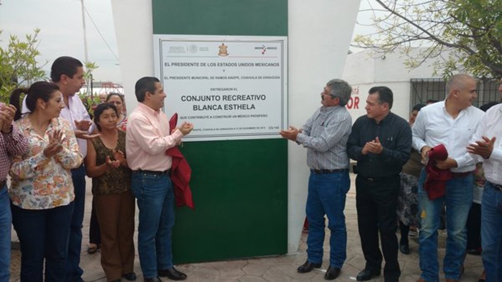 Entrega Ricardo Aguirre <br> plaza pública en Ramos