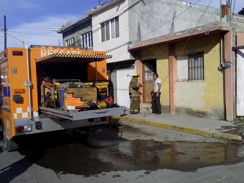 Policía salva a personas de un incendio <br> en la Chamizal