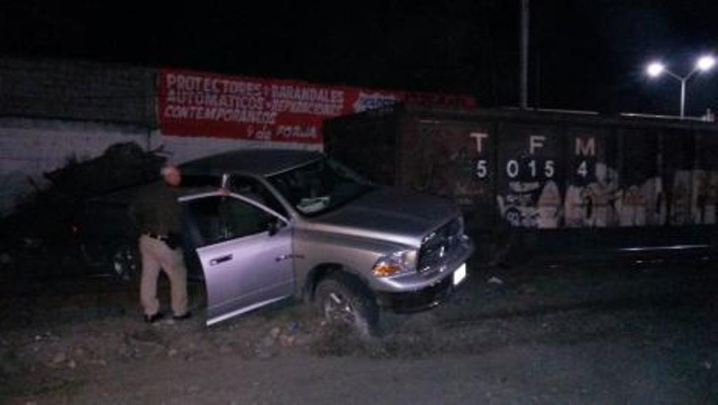 Policías son arrollados por el tren