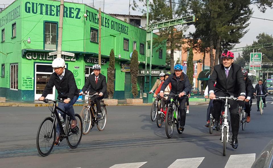 Priístas llegan en bicicleta a San Lázaro
