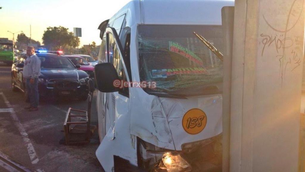 Muere pasajero de combi en accidente vial