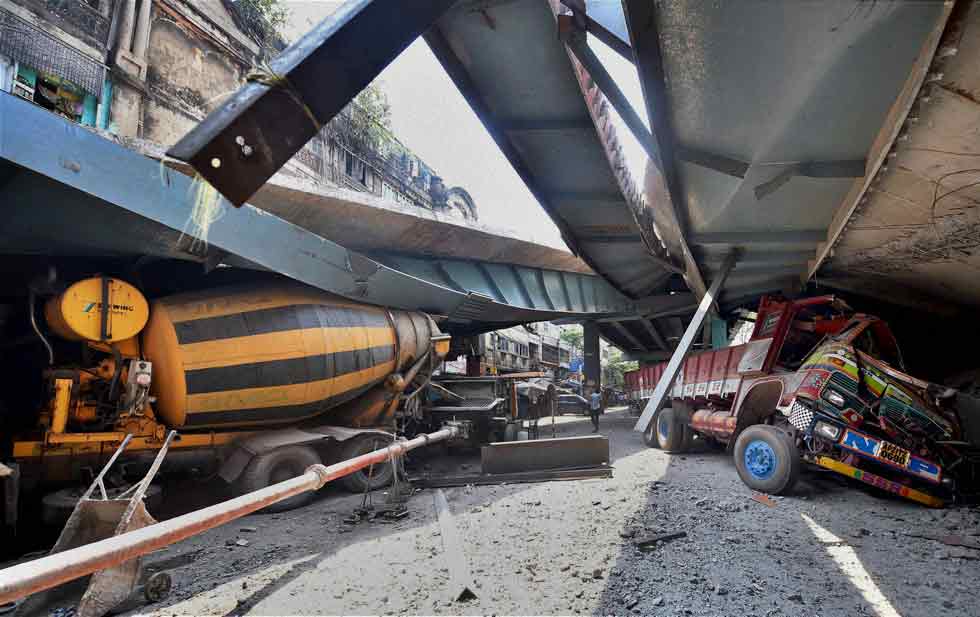 Derrumbe de puente en la India deja al menos 14 muertos