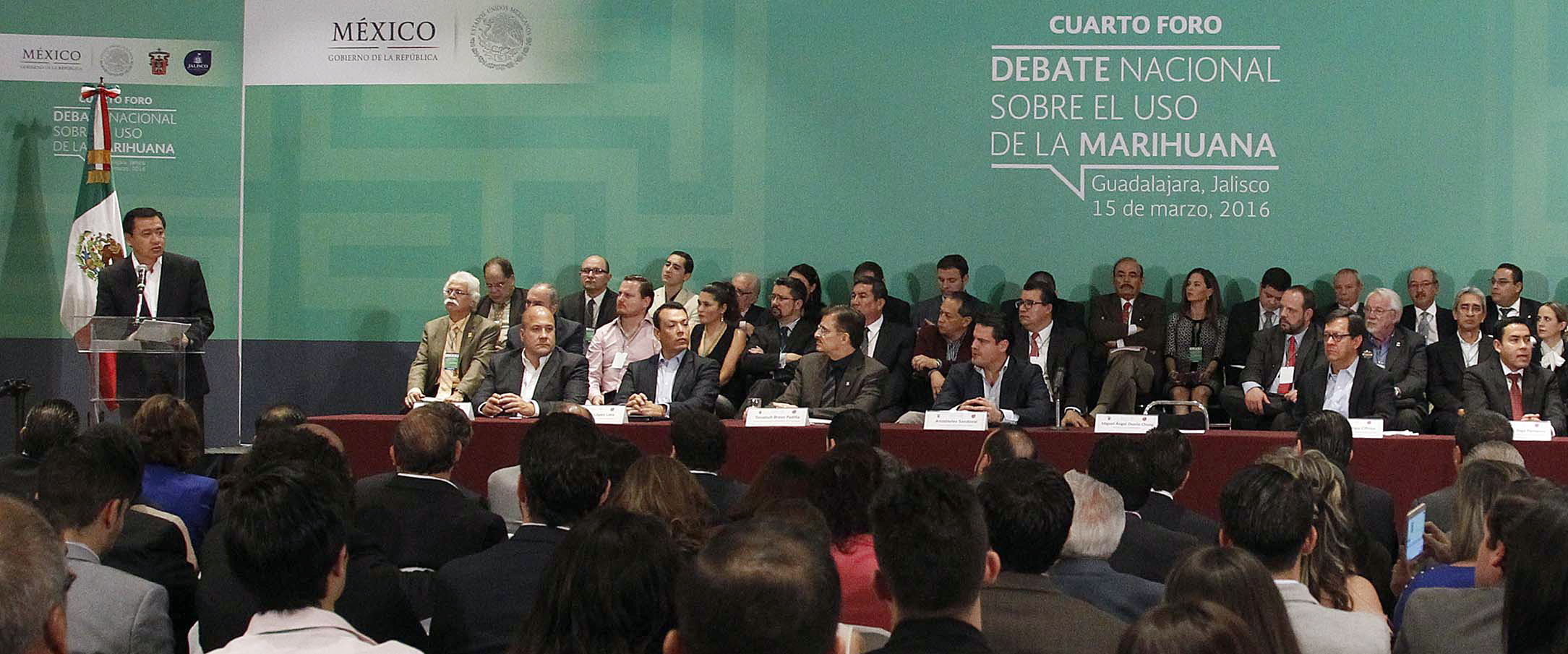 Debaten sobre la marihuana en Jalisco