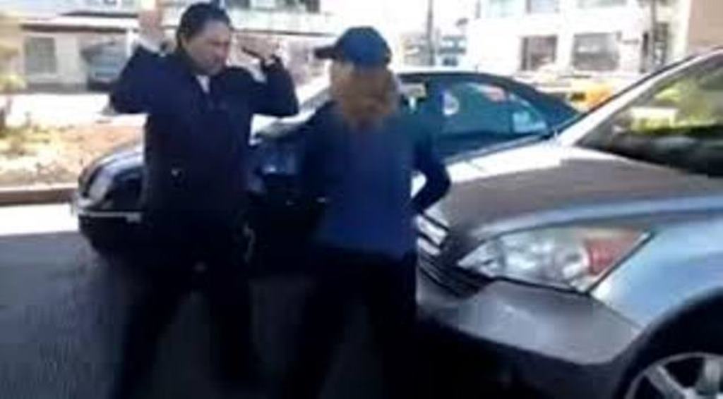 Enloquece madre de familia al volante: <br> “Quítense porque tiene examen”