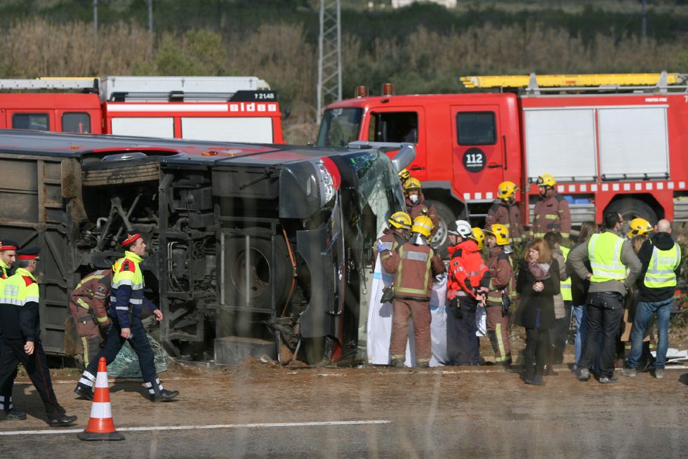Choque de autobús deja 14 estudiantes muertos