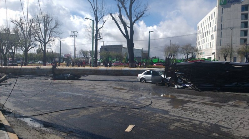 Captan espectacular caída de anuncio;  destruye dos autos