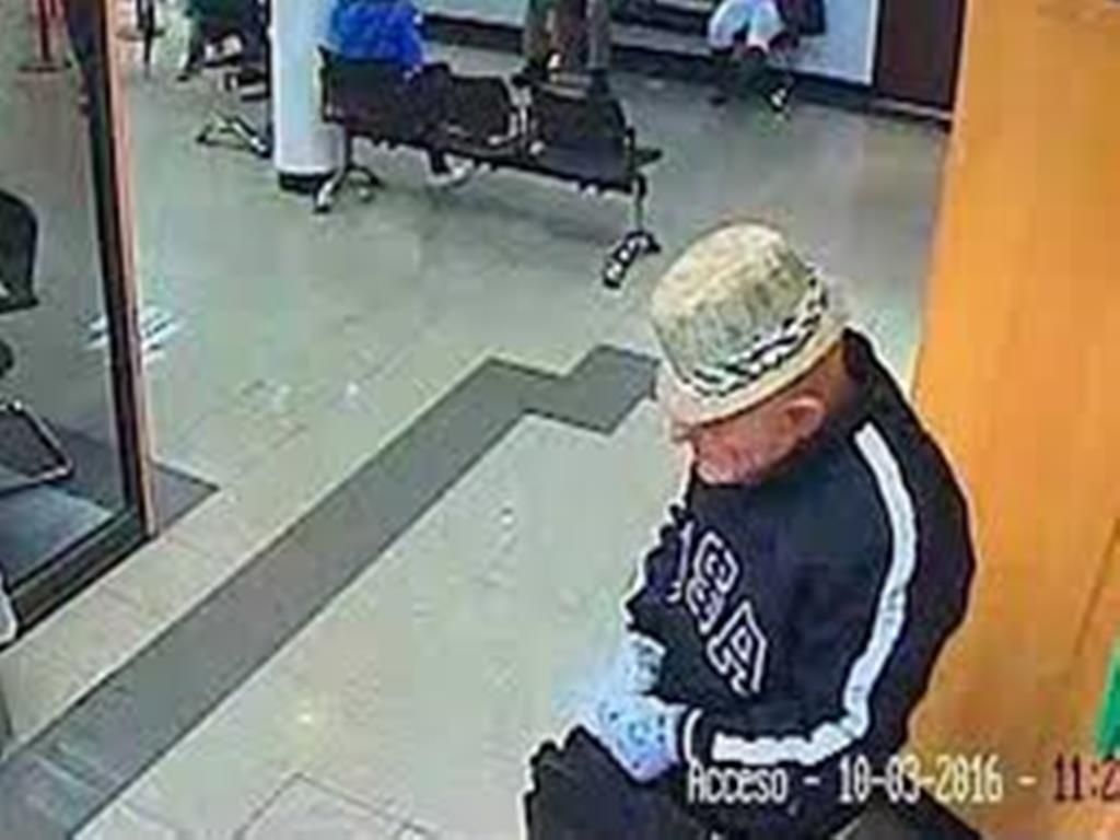 Sorpende ladrón de bancos disfrazado <br> de “Freddy Kruger”