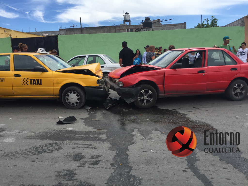 Roba taxi y lo choca, deja un lesionado