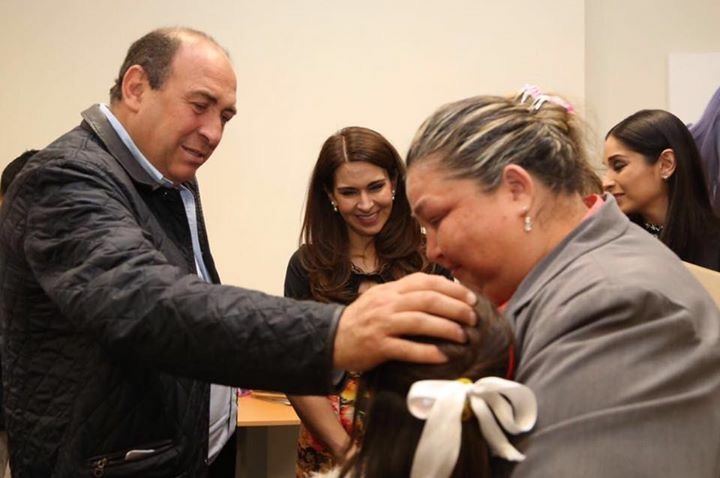 Entregan Rubén y Carolina <br> a 8 niños y niñas en adopción