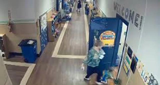 Renuncia maestra que golpeó a niño con discapacidad