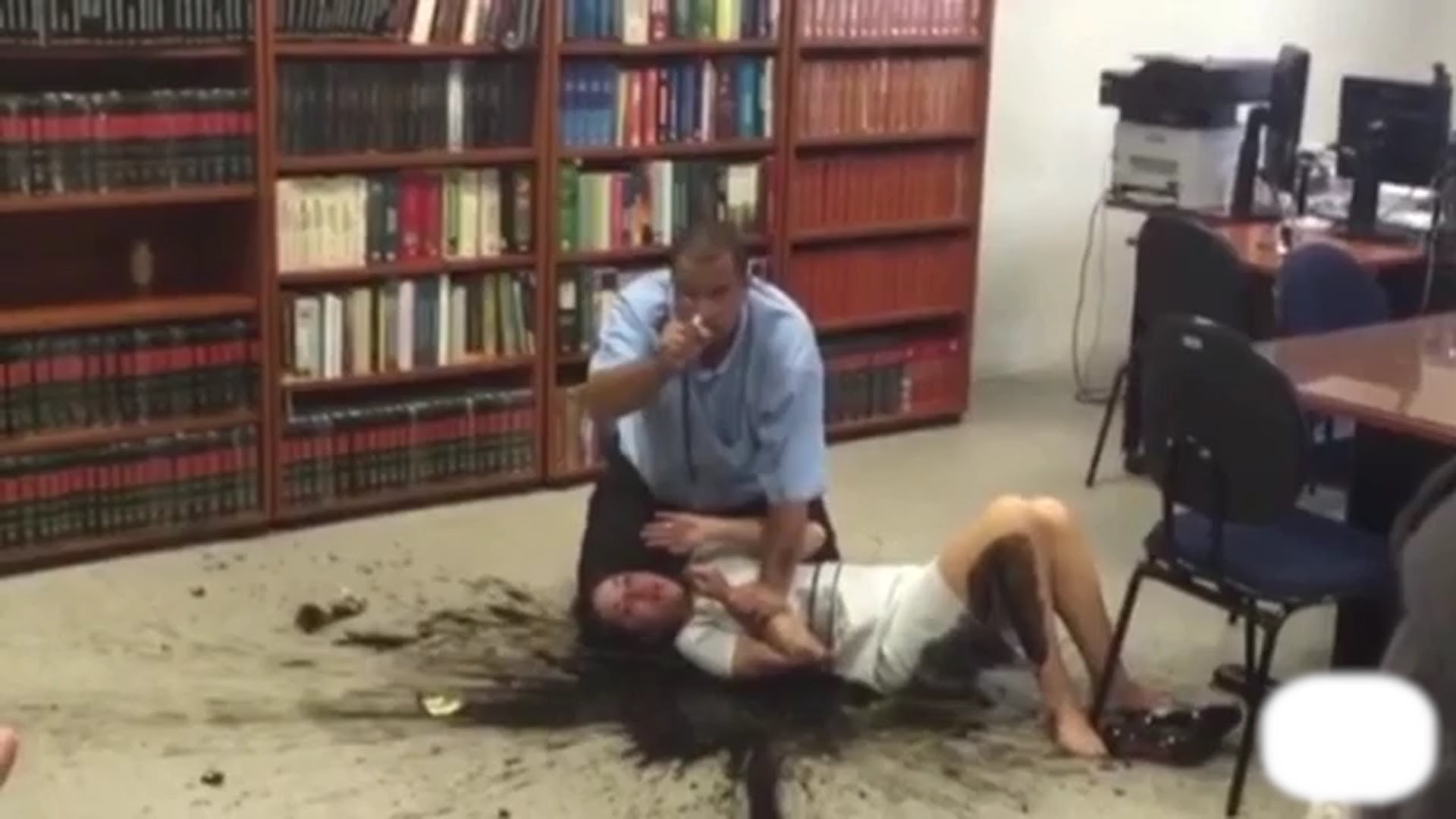 Reclama inocencia mientras intenta prenderle fuego a una juez