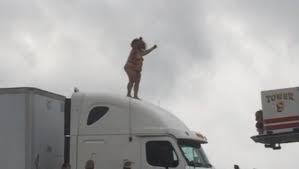 Colapsa mujer desnuda tráfico en autopista