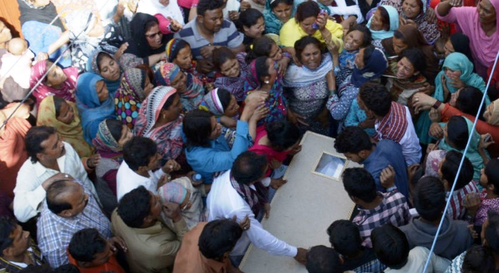 Sube a 72 víctimas del atentado en Pakistán