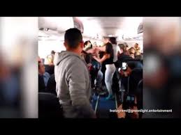 Graban conato entre cinco mujeres <br> arriba de un avión