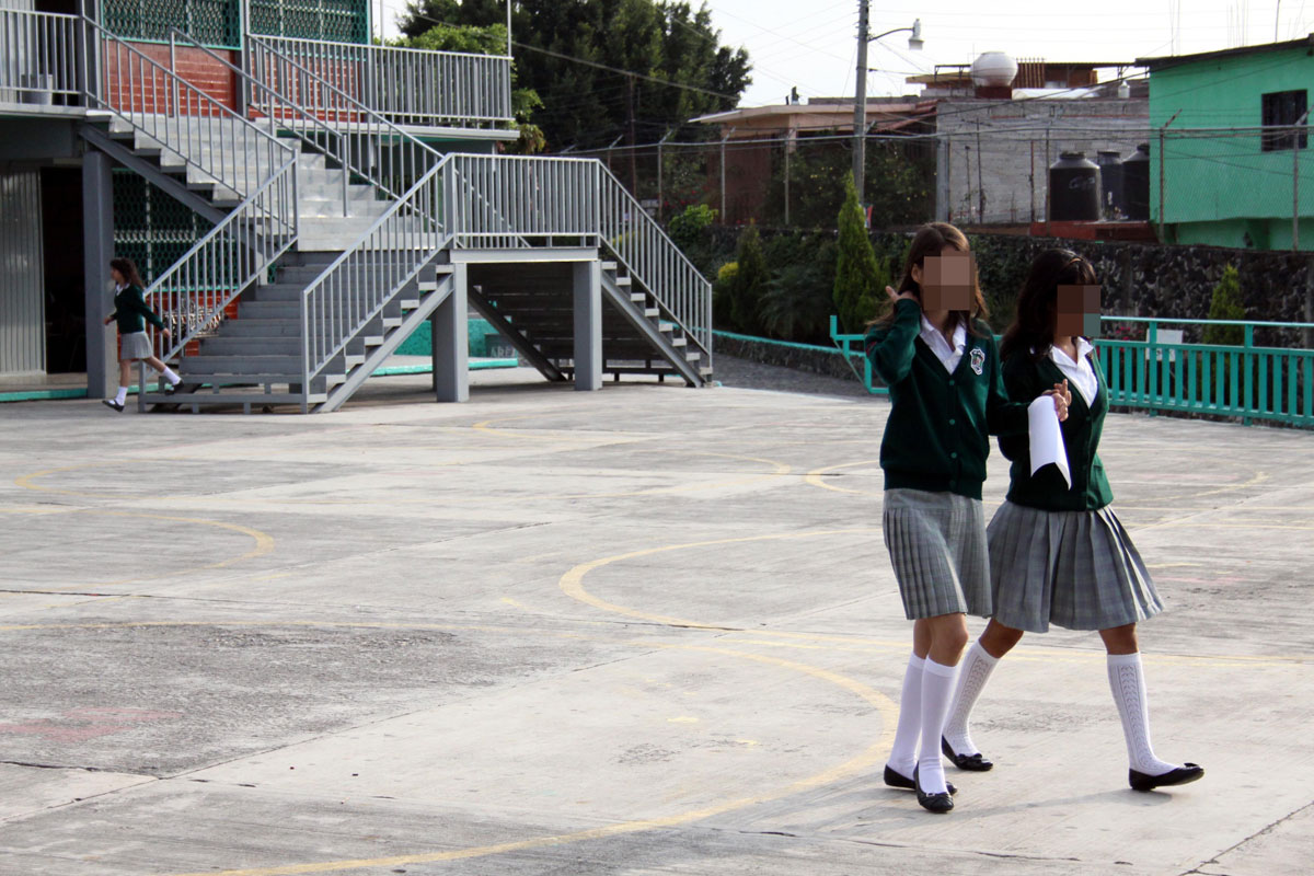 Entrega directora de una escuela  <br> a tres menores por abuso sexual