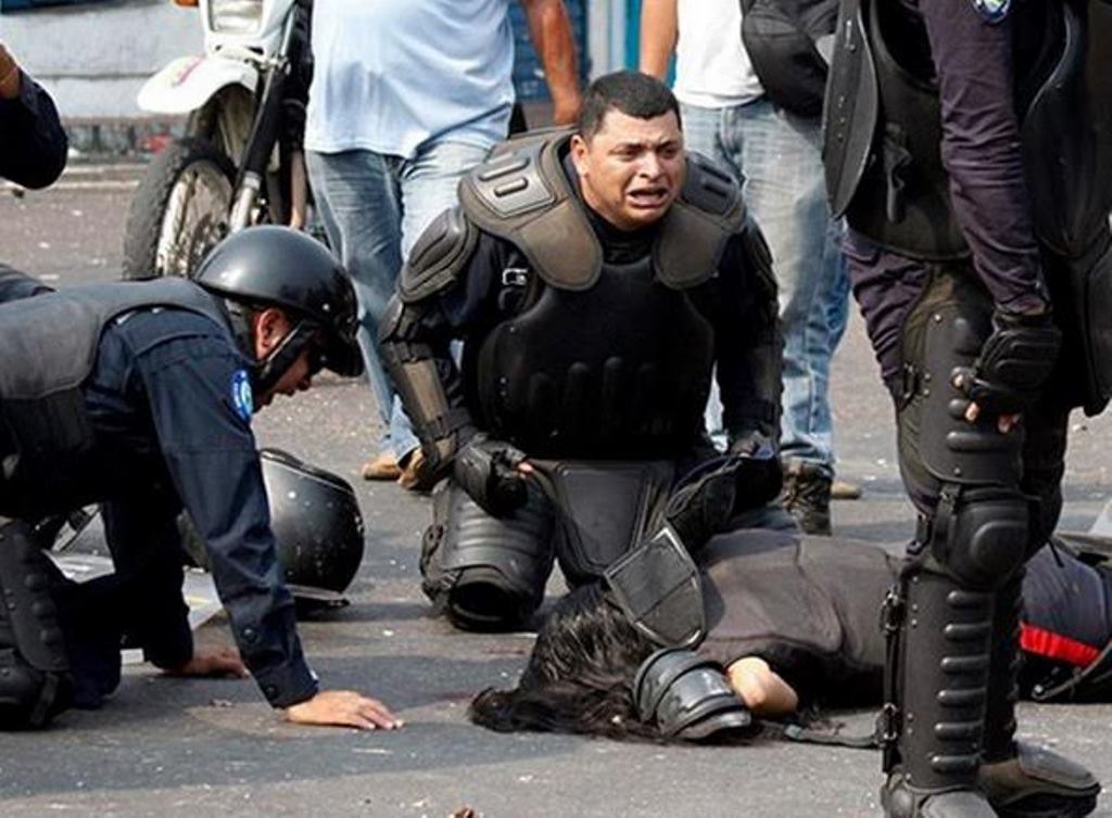 Impactante video: arrollan a dos policías en medio de una protesta