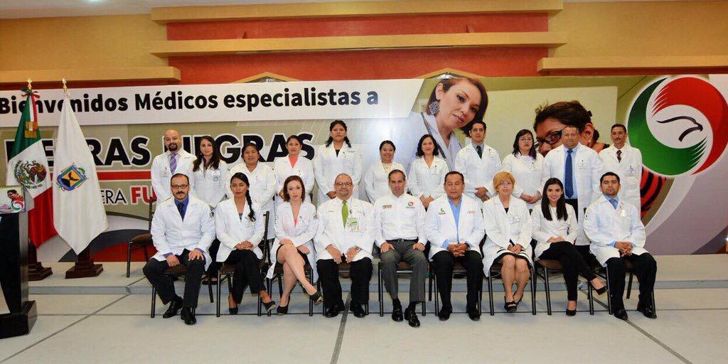 Recibe Purón a 17 médicos especialistas