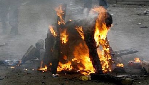 Queman vivas a siete personas