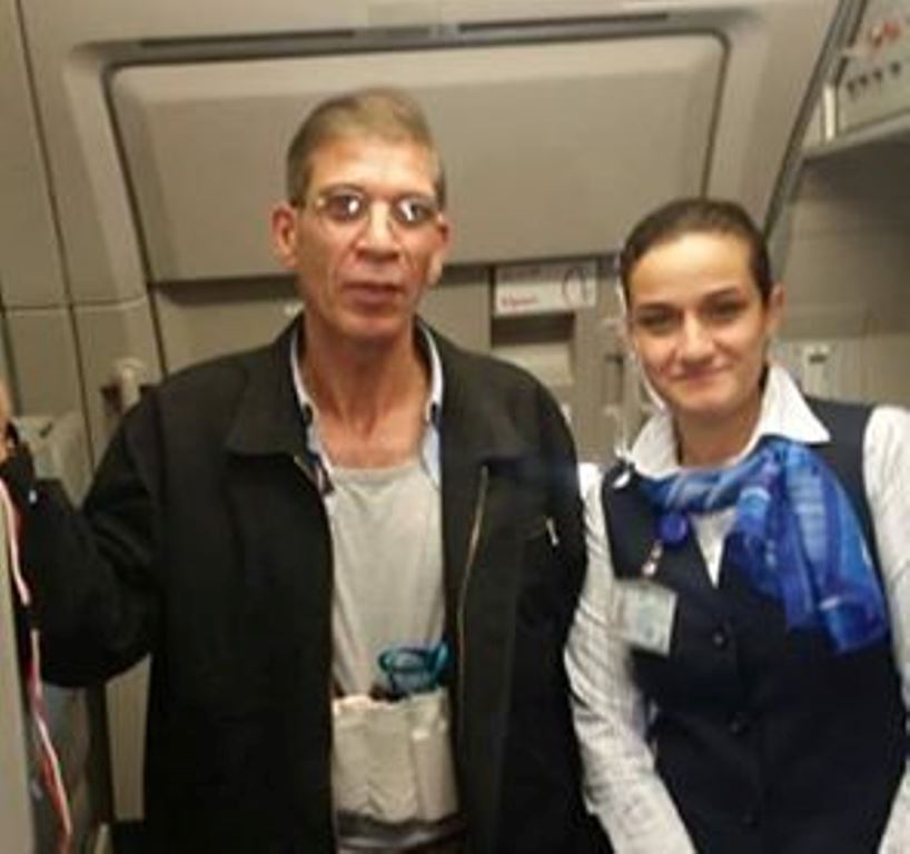 Ahora suben video del secuestrador de avión; todos querían una foto