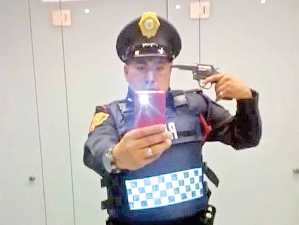 Despiden a policía que se toma una “selfie” suicida