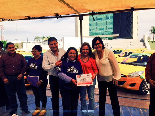 Entrega Riquelme 16 unidades <br> a mujeres taxistas