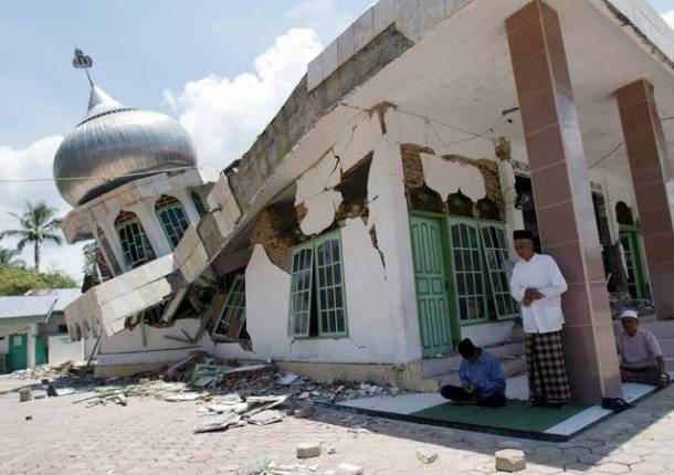 Sismo de 7.8 grados en Indonesia activa alerta de tsunami