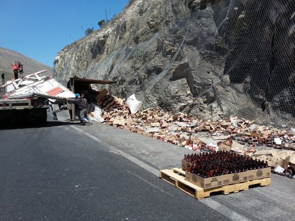 Se vuelca tráiler en los Chorros, tráfico lento