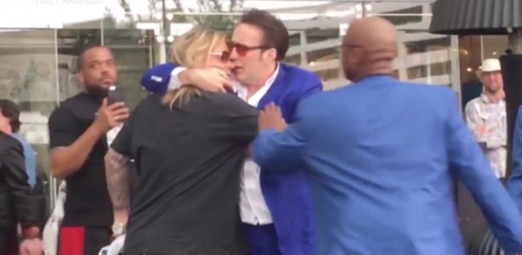Nicolas Cage pelea con vocalista de Mötley Crüe en Las Vegas