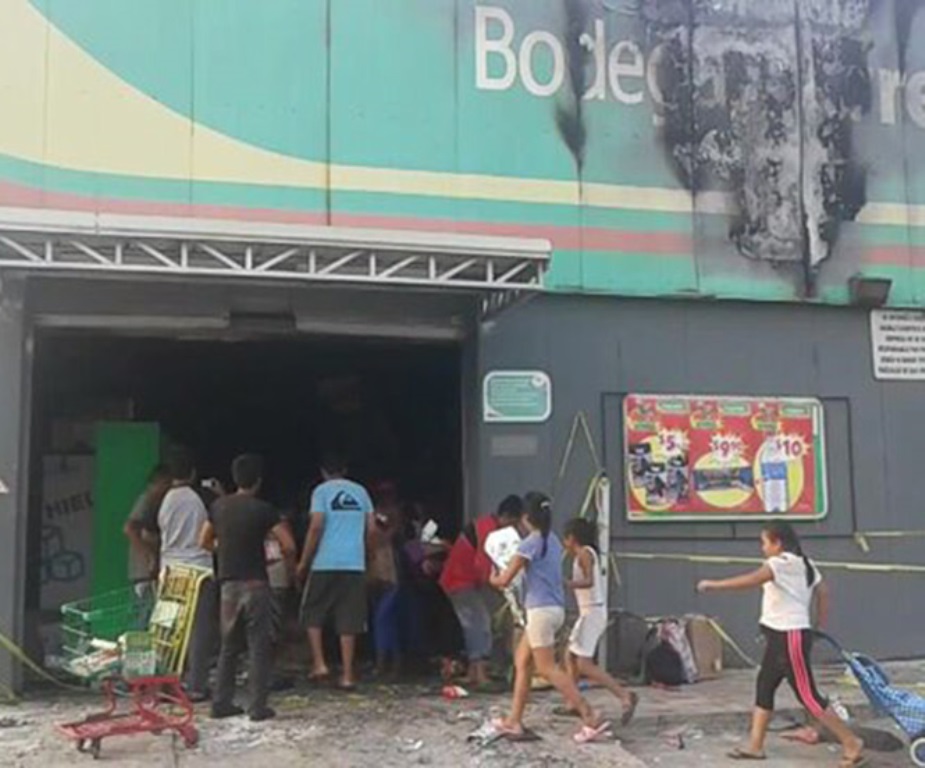 Saquean Aurrerá incendiada; en la huida, muere pisoteada una mujer