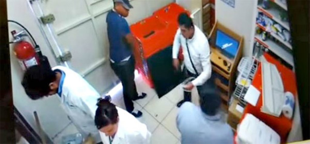 Policía impide asalto en una farmacia