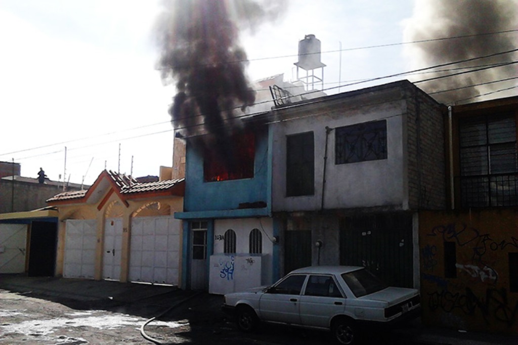 Arrasa fuerte incendio con 3 casas y dos autos
