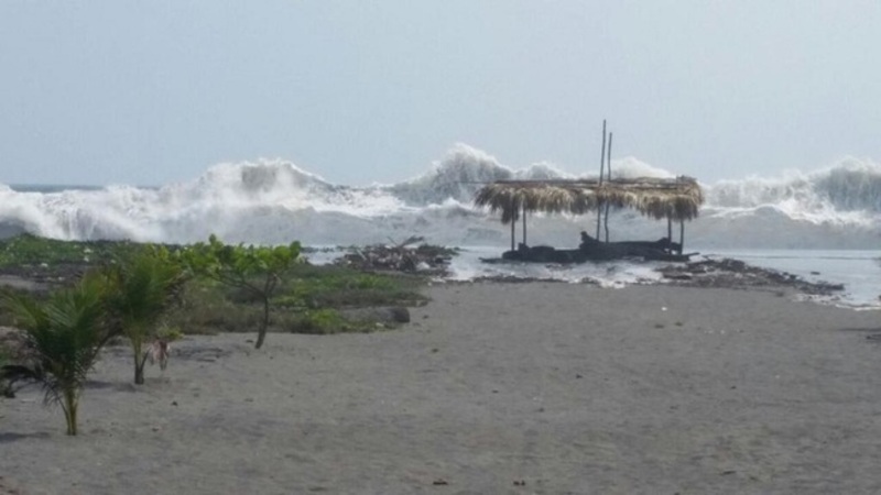Alertan por olas gigantes en Chiapas