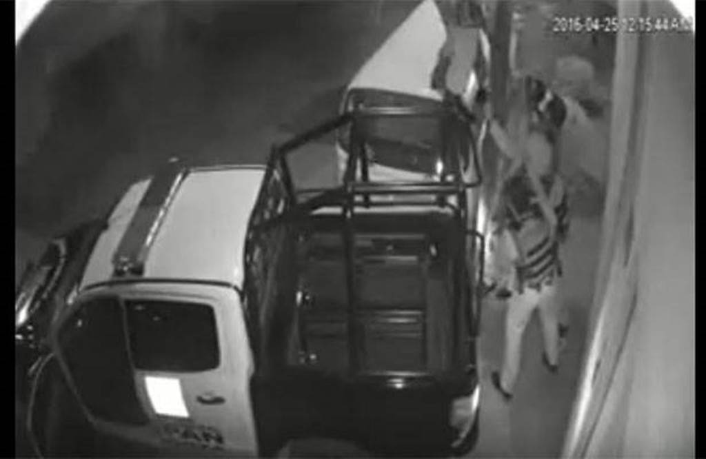 Captan video de joven que intentaba suicidarse; logran rescatarlo