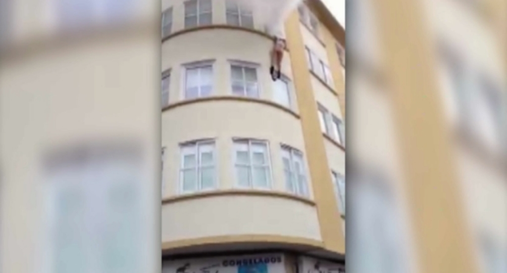 Mujer salta por la ventana desde un edificio en llamas