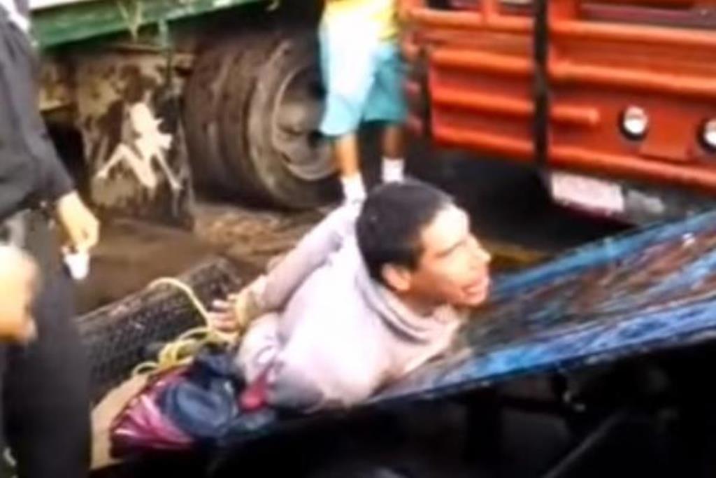 Suben video de ladrón amarrado a una carretilla