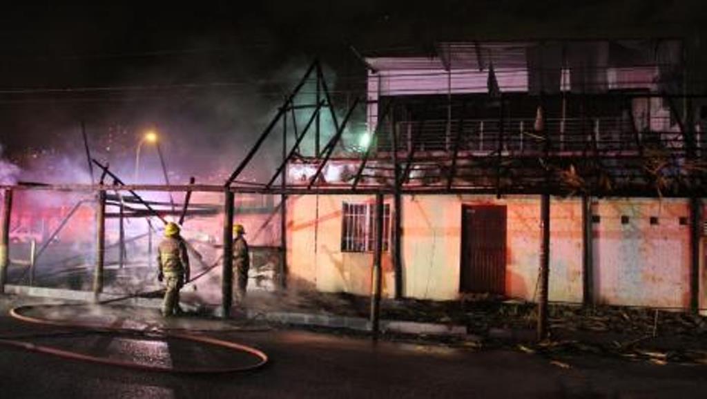 Se quema restaurante de mariscos en Monterrey