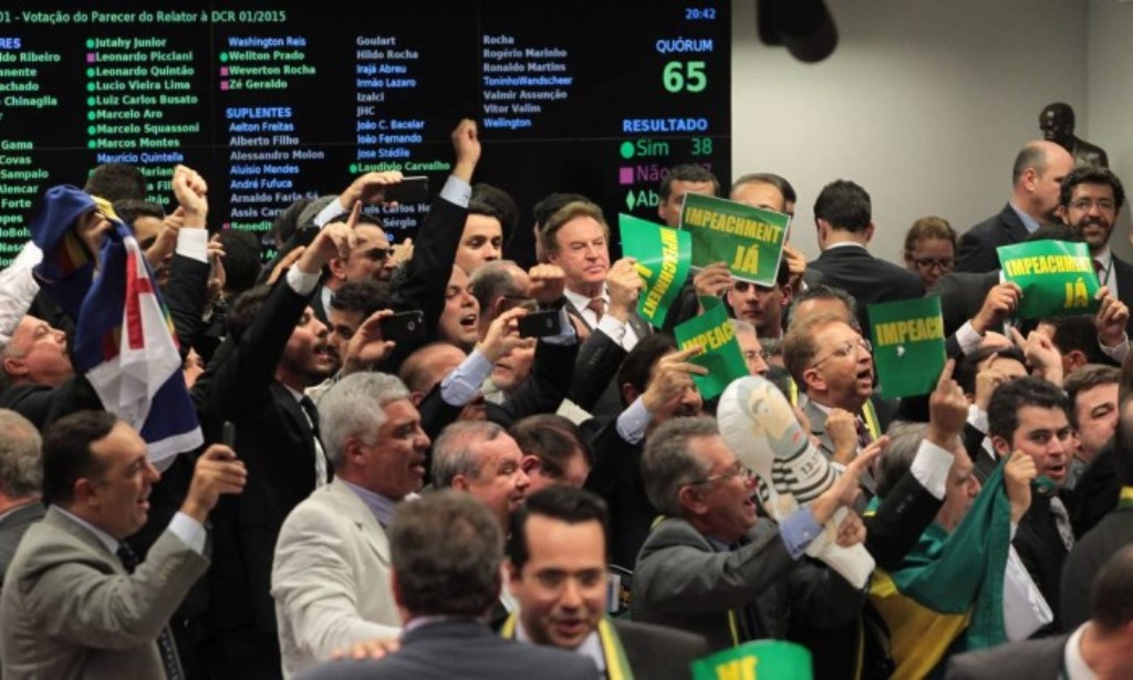 Aprueban juicio político contra presidenta de Brasil