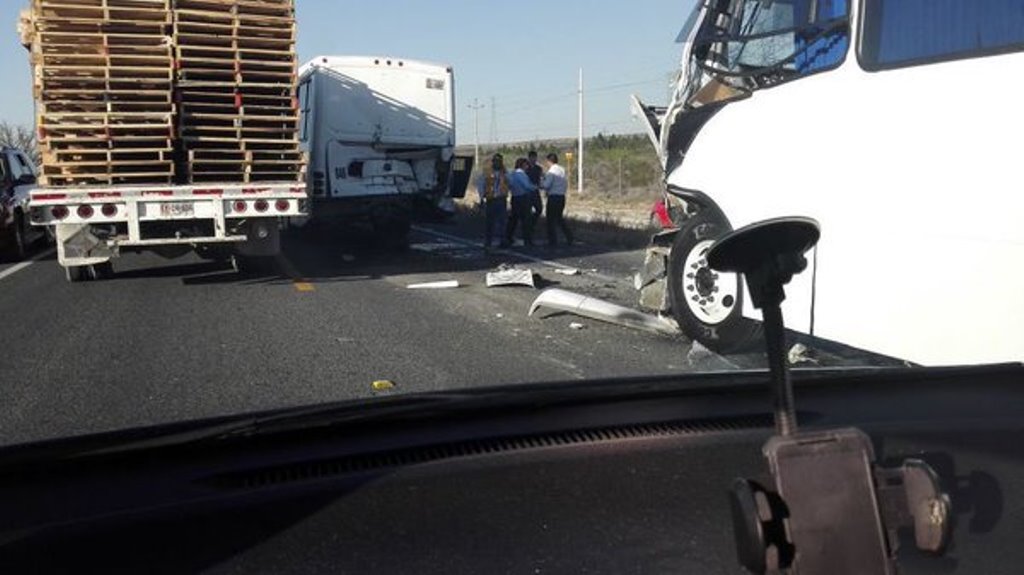 Chocan unidades de transporte de personal; deja 20 lesionados