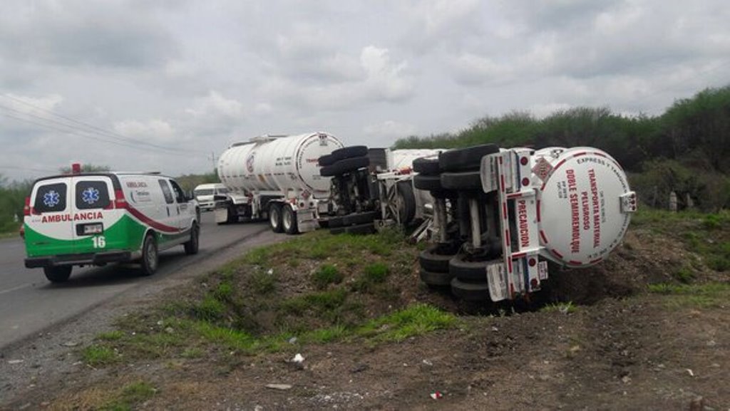 Tren se lleva a pipa de doble remolque